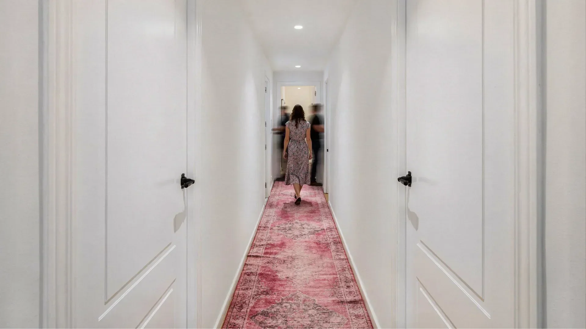 Flatweave vs. Loomed Runners: Which is Best for High-Traffic Hallways?