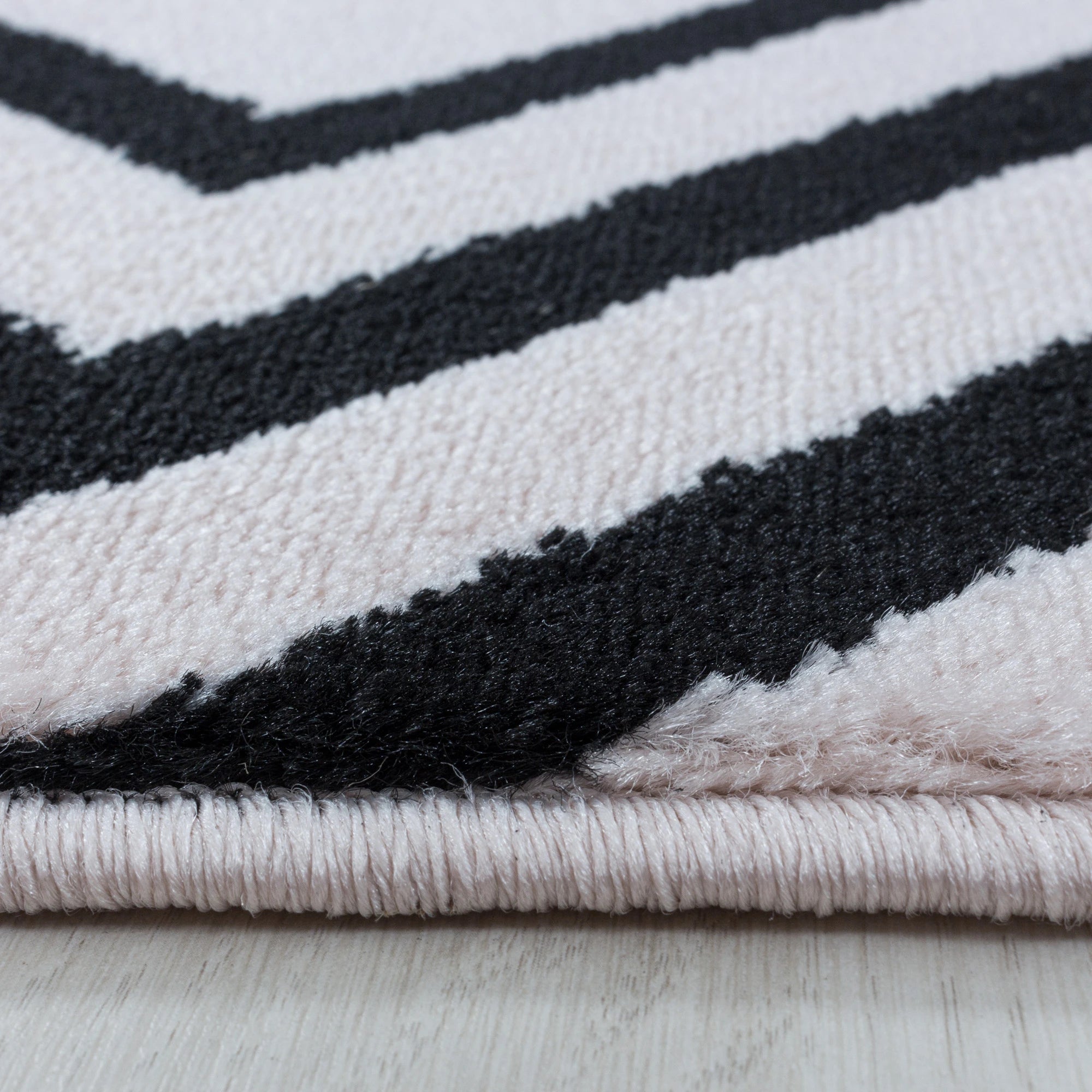 Geometric Repeating Diamond Pattern Rug - Pink