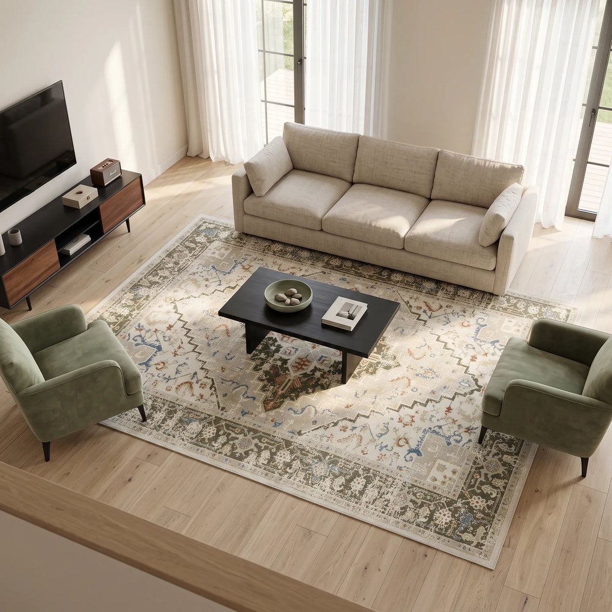 Una scena di soggiorno elegante con un grande tappeto decorato su un pavimento in legno chiaro, un divano beige, due poltrone verdi, un tavolino da caffè nero e una TV sullo sfondo.