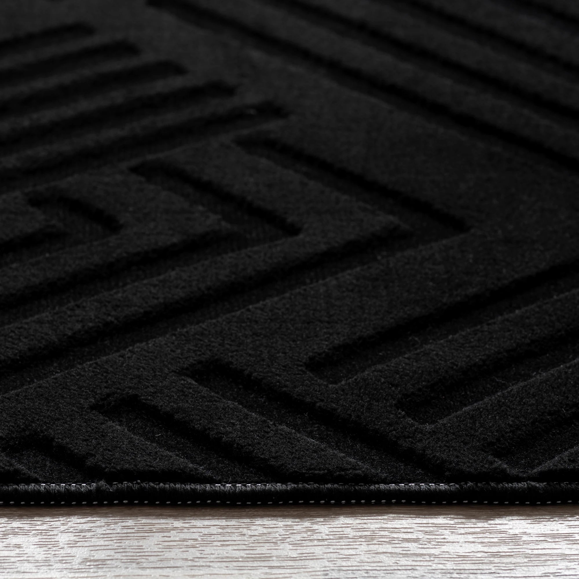 Modern Geometric Maze Plush Rug - Black