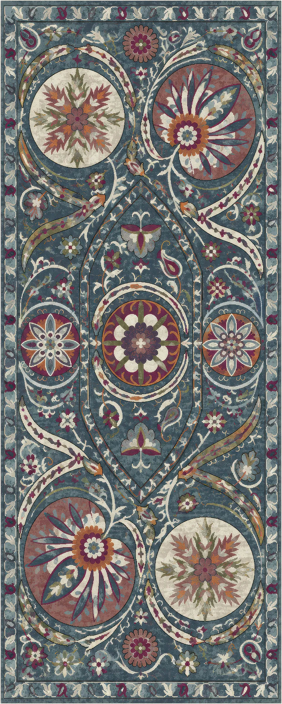 Un tappeto da area rettangolare e ornato, con un motivo floreale e paisley simmetrico nei toni del verde acqua tenue, rosa polveroso, crema, bordeaux e oro.