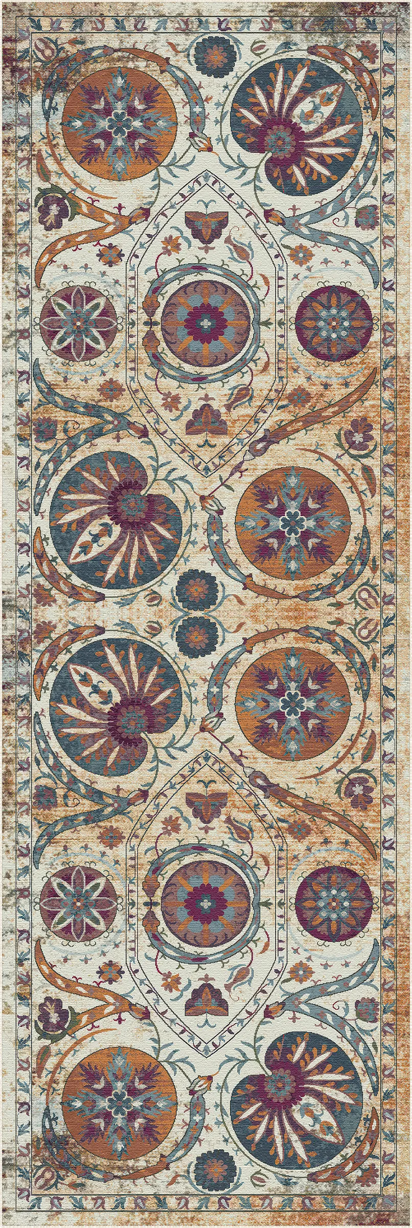 Un tappeto rettangolare con un intricato motivo tradizionale a medaglione in tonalità tenui di arancione ruggine, blu verde acqua, bordeaux e beige.