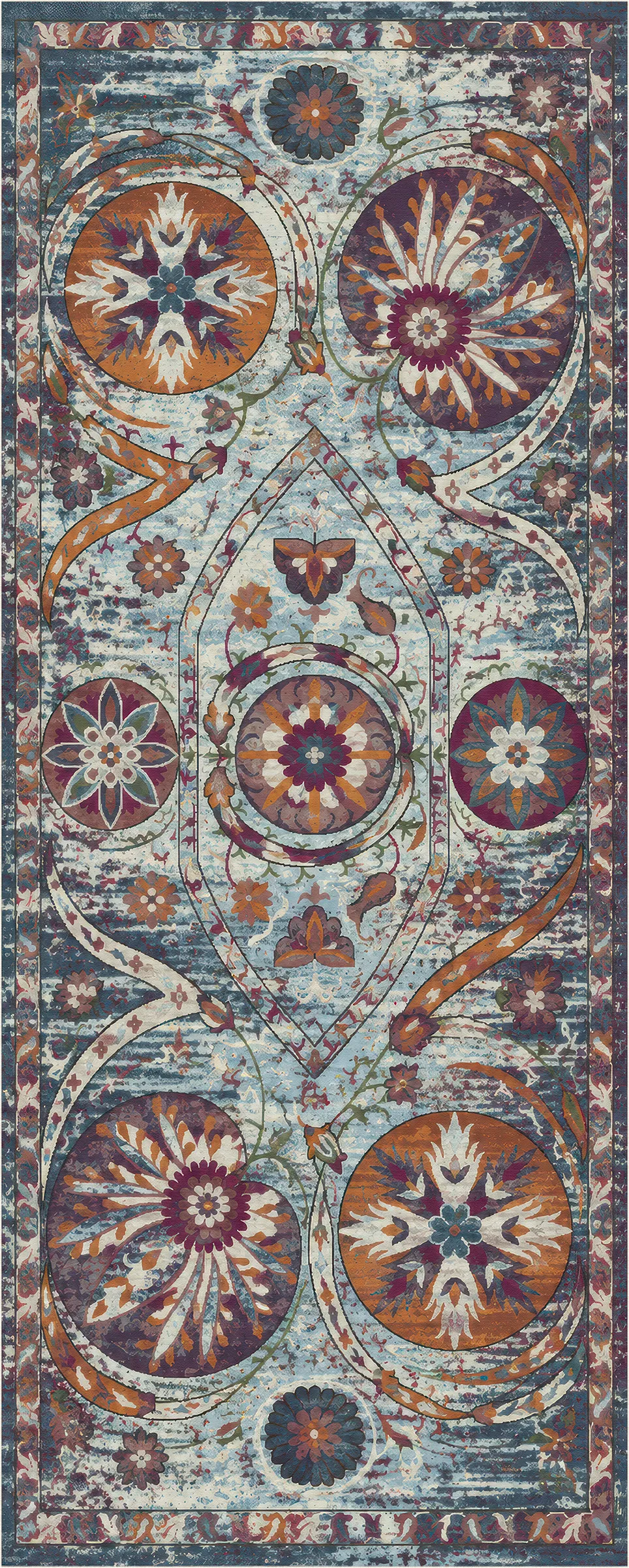 Un tappeto da area caratterizzato da un tradizionale design vintage dall’aspetto vissuto, con medaglioni circolari e motivi floreali nei toni tenui del blu, dell’arancione ruggine, del viola e del beige.