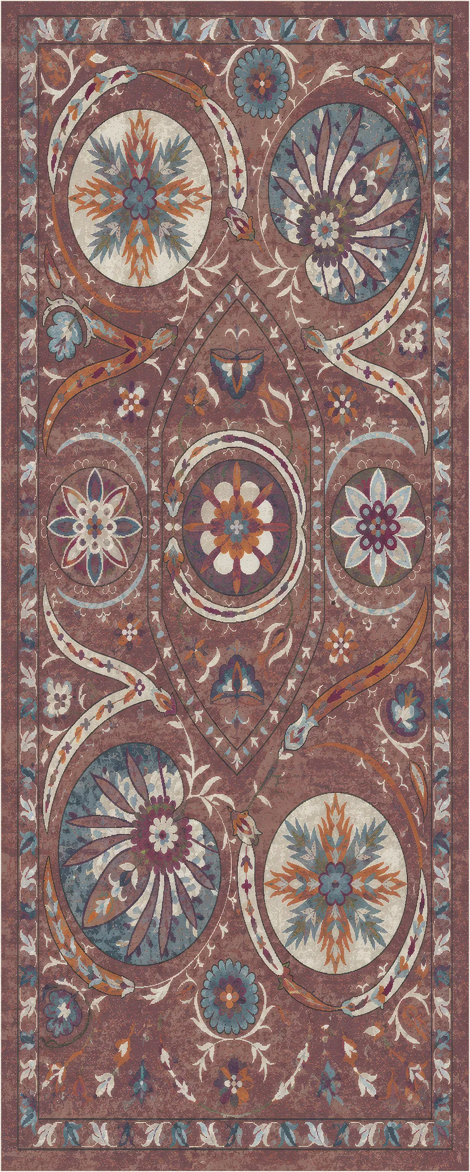 Un tappeto tradizionale decorato, con un complesso medaglione e motivi floreali nei toni del marrone terroso, dell’azzurro polveroso, del crema e dell’arancione ruggine.