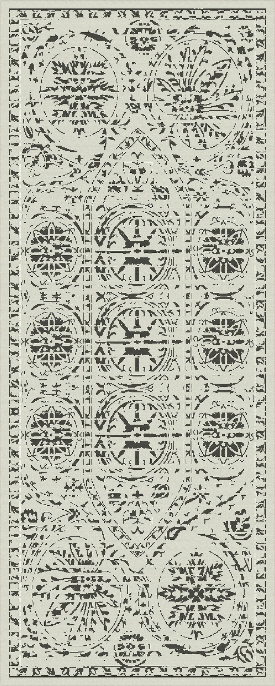 Un tappeto passatoia rettangolare disteso su uno sfondo bianco, con un intricato motivo geometrico e floreale nero, caratterizzato da medaglioni circolari ripetuti e da un bordo decorativo.