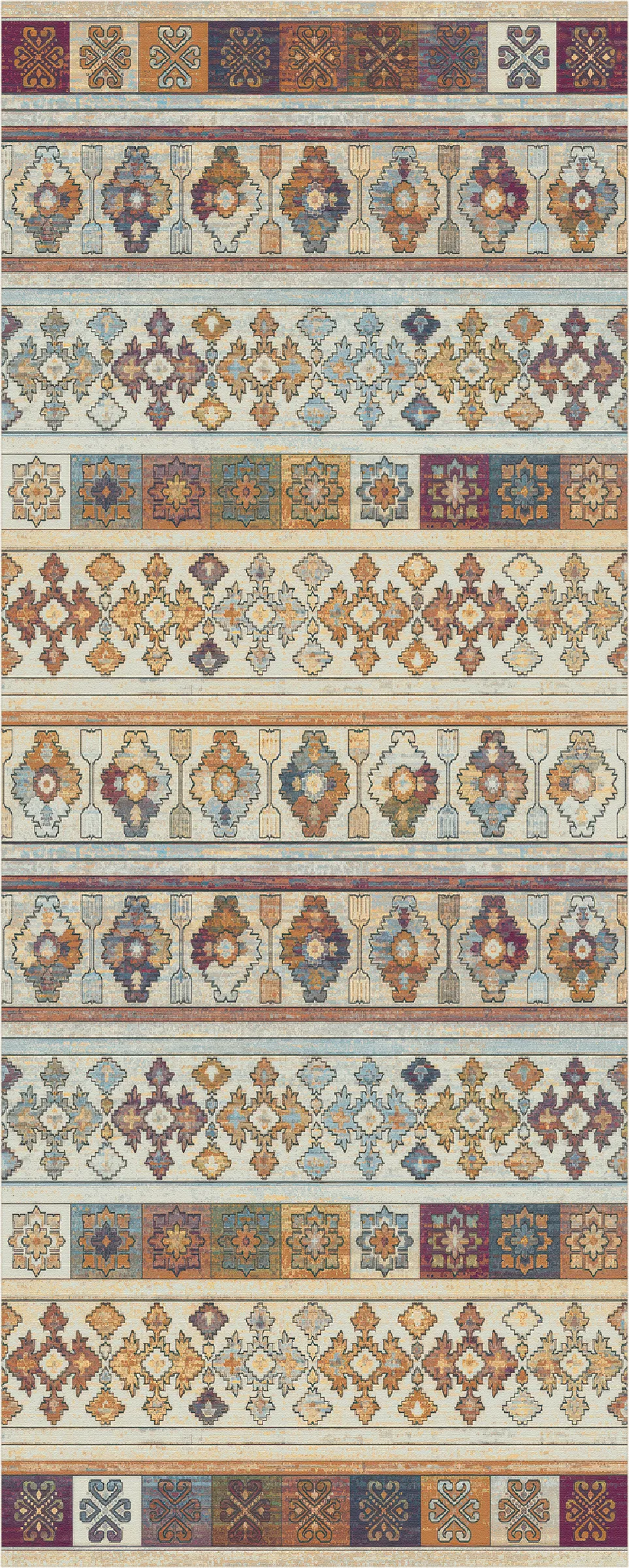 Una vista dall’alto di un tappeto rettangolare con un motivo geometrico orizzontale ricco di dettagli, ispirato ai motivi tribali, in una palette tenue di beige, blu, arancione ruggine e marrone.