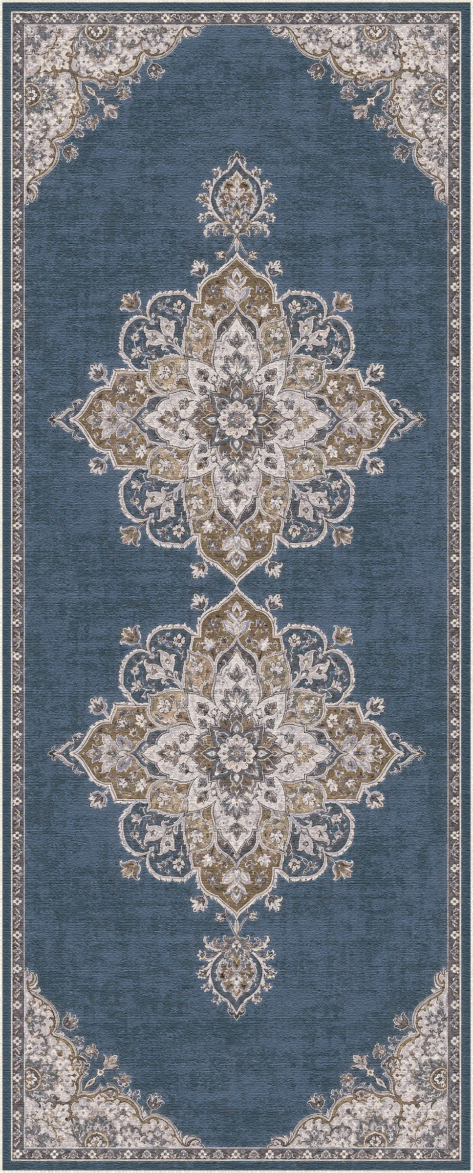 Un tappeto rettangolare per interni con un motivo tradizionale a medaglione nei toni del blu ardesia, beige e oro tenue, mostrato disteso su uno sfondo bianco.