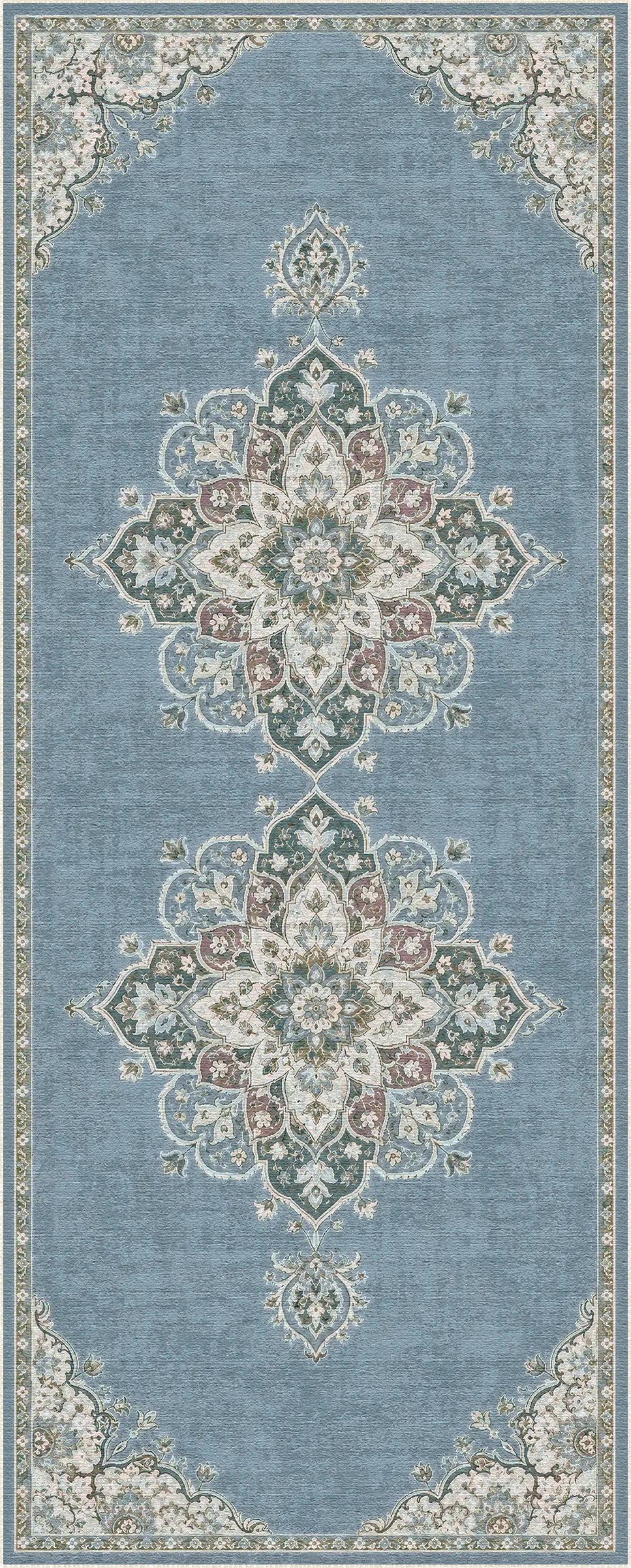 Un tappeto rettangolare per interni con un tradizionale motivo a medaglioni nei toni del blu polveroso, crema, verde salvia e rosa tenue, mostrato disteso su uno sfondo bianco.