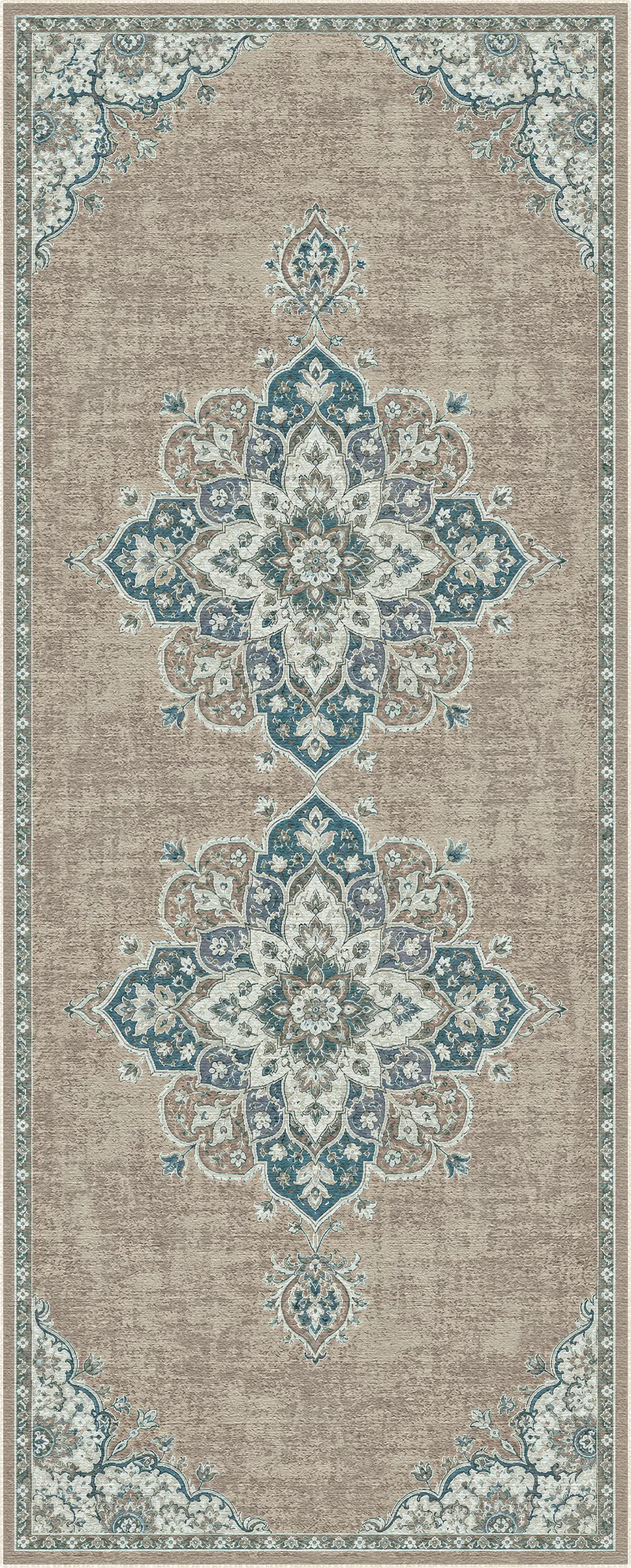 Un tappeto rettangolare per area con un motivo tradizionale a medaglione dall’aspetto consumato, nei colori beige, blu petrolio e bianco sporco, disposto piatto su uno sfondo bianco.
