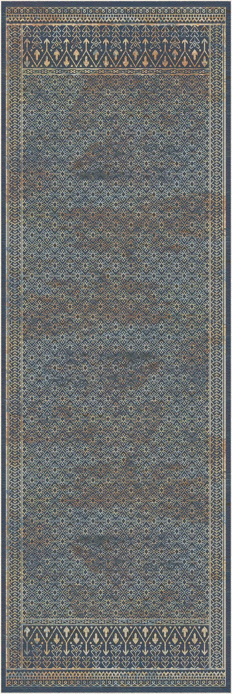 Un tappeto rettangolare per ambienti, con un motivo tradizionale dall’aspetto vissuto nei toni del blu ardesia, marrone e beige, caratterizzato da un campo centrale e bordi geometrici.