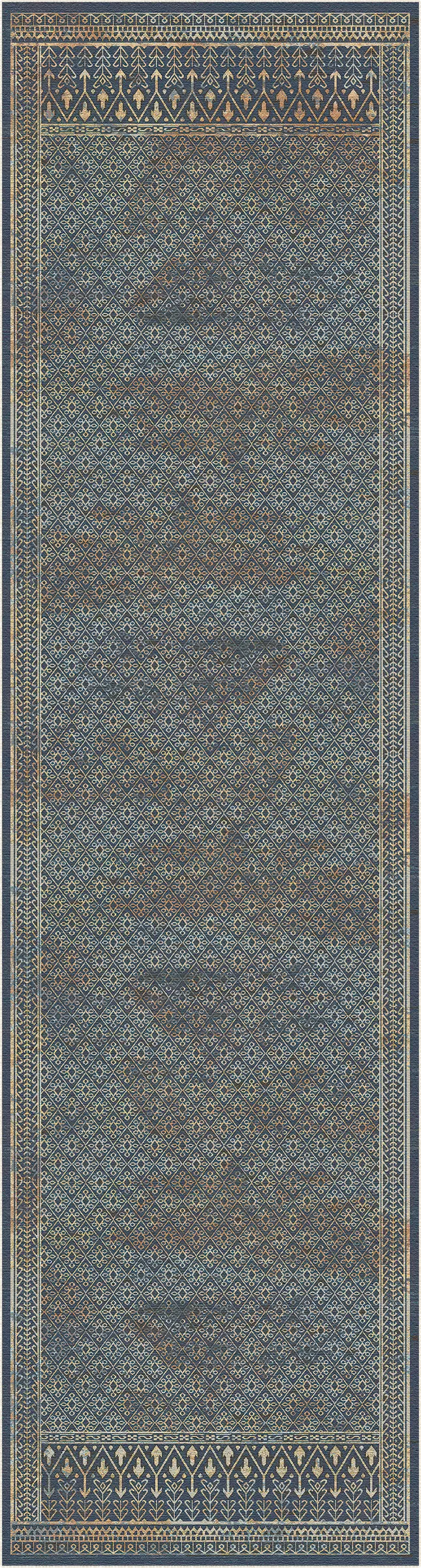 Un lungo tappeto rettangolare con un intricato motivo tradizionale nei toni tenui del blu, del grigio, del marrone e del beige, con bordi decorativi nella parte superiore e inferiore.