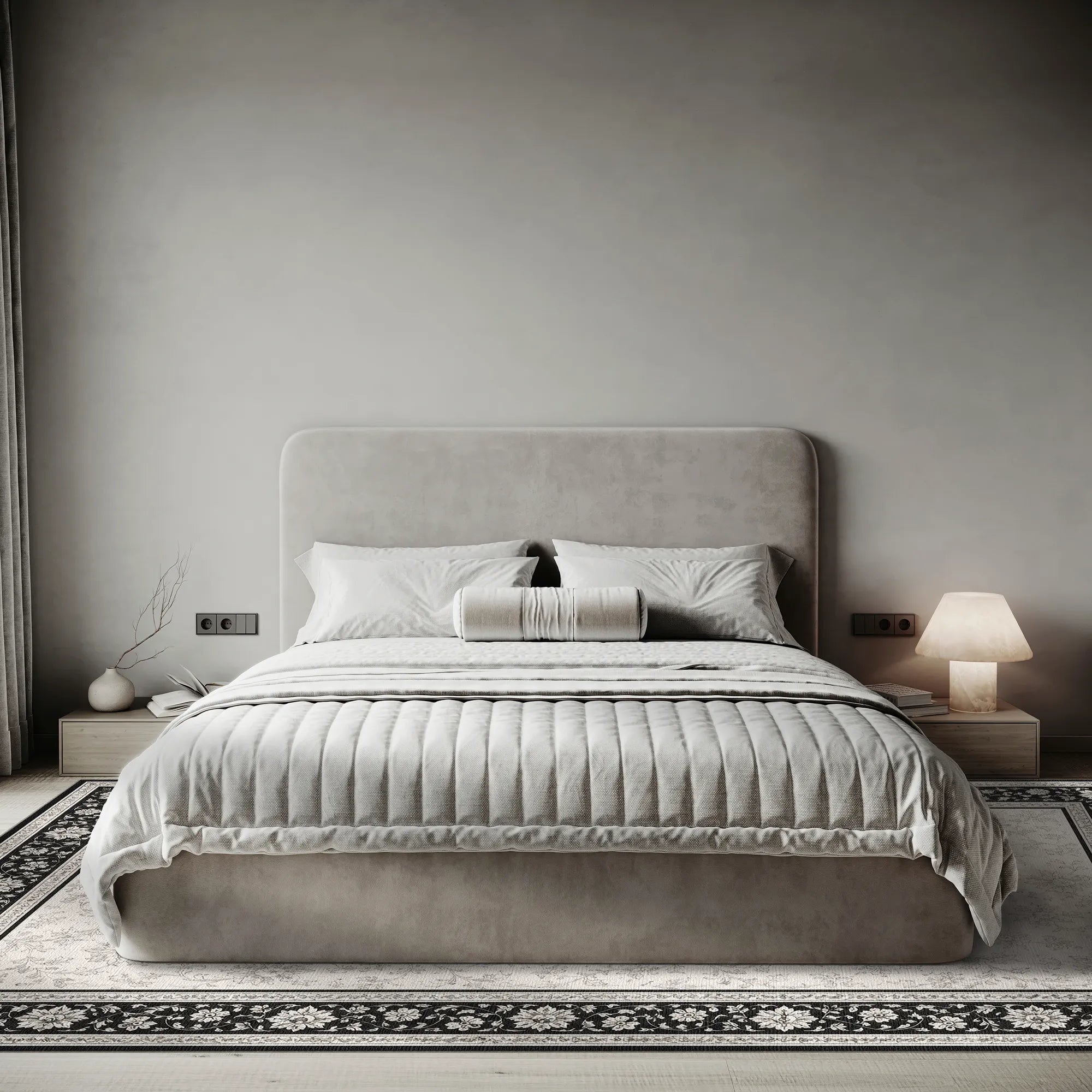 Tappeto con bordo floreale in bianco e nero