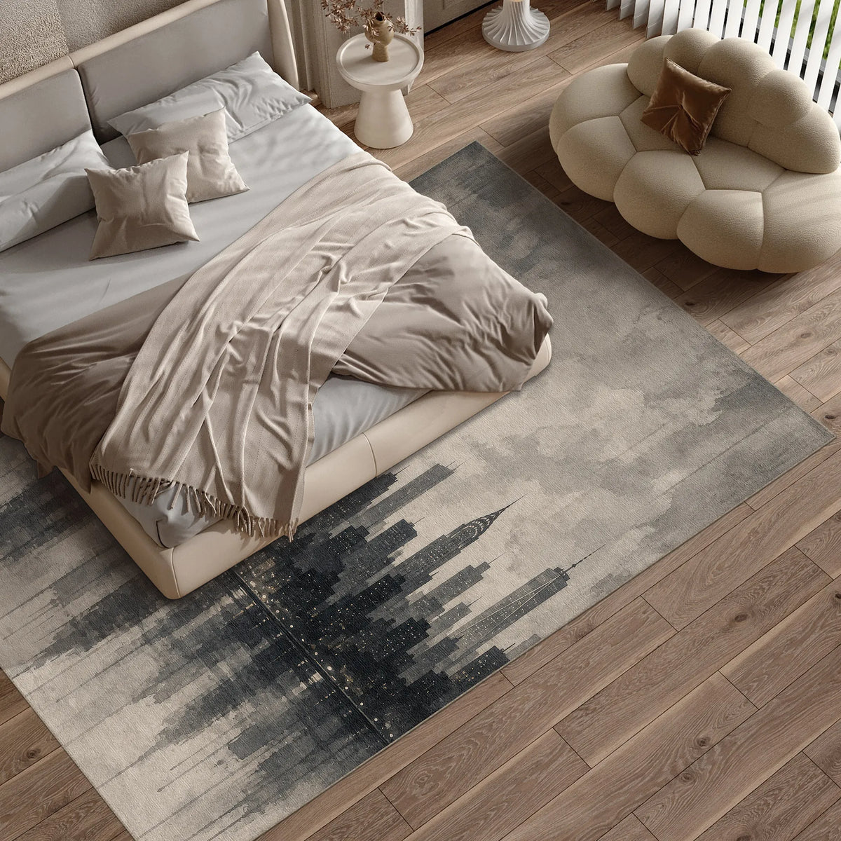 Un grande tappeto rettangolare per interni ispirato a New York, con un design astratto dello skyline cittadino in grigio e nero, inserito in una camera da letto moderna accanto a un letto e a una poltrona pouf a forma di nuvola.