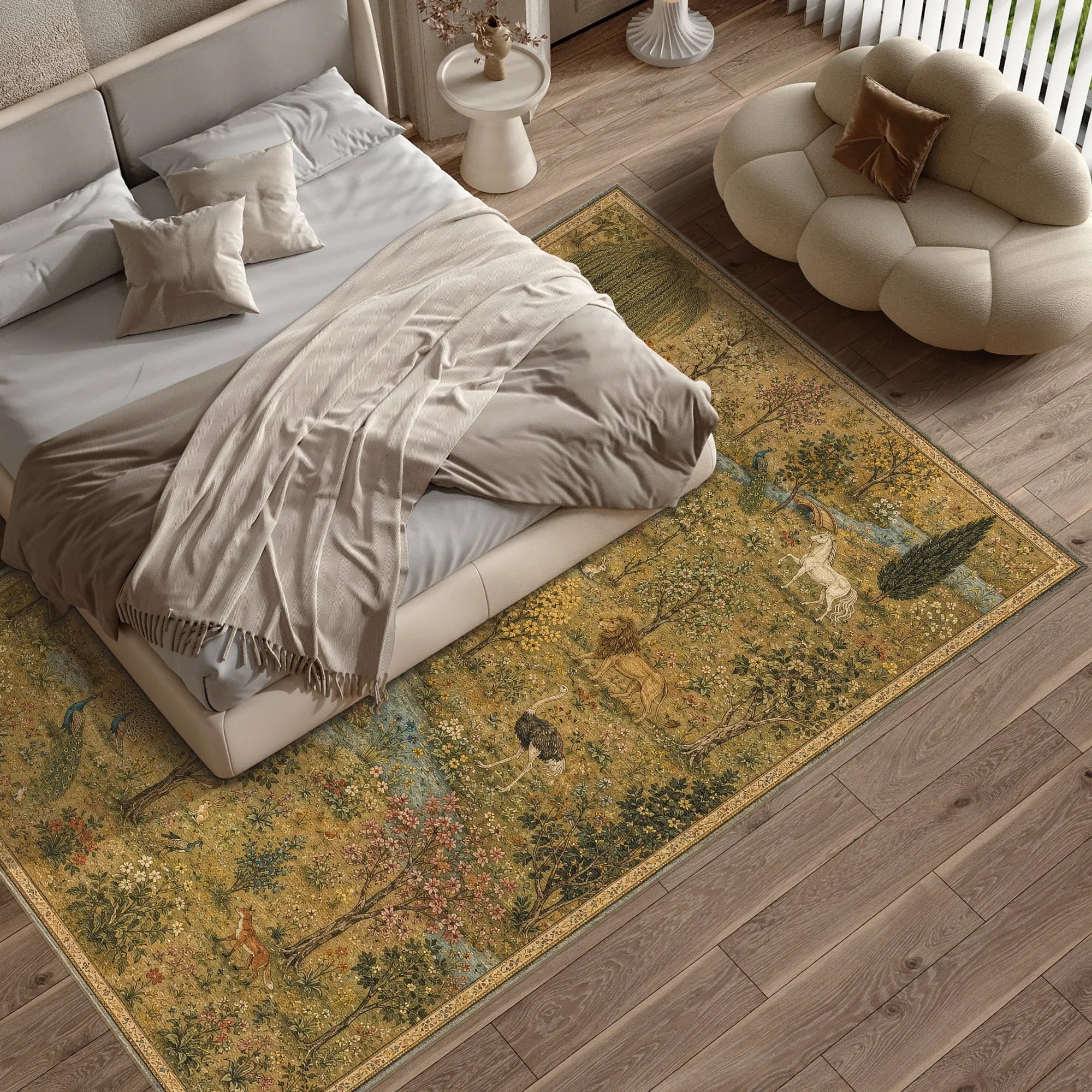 Un grande tappeto rettangolare con stampa botanica e animale in stile vintage, in tonalità giallo tenue, verde e marrone, posizionato su un pavimento in legno intorno a un letto e un pouf a forma di nuvola in una camera da letto.