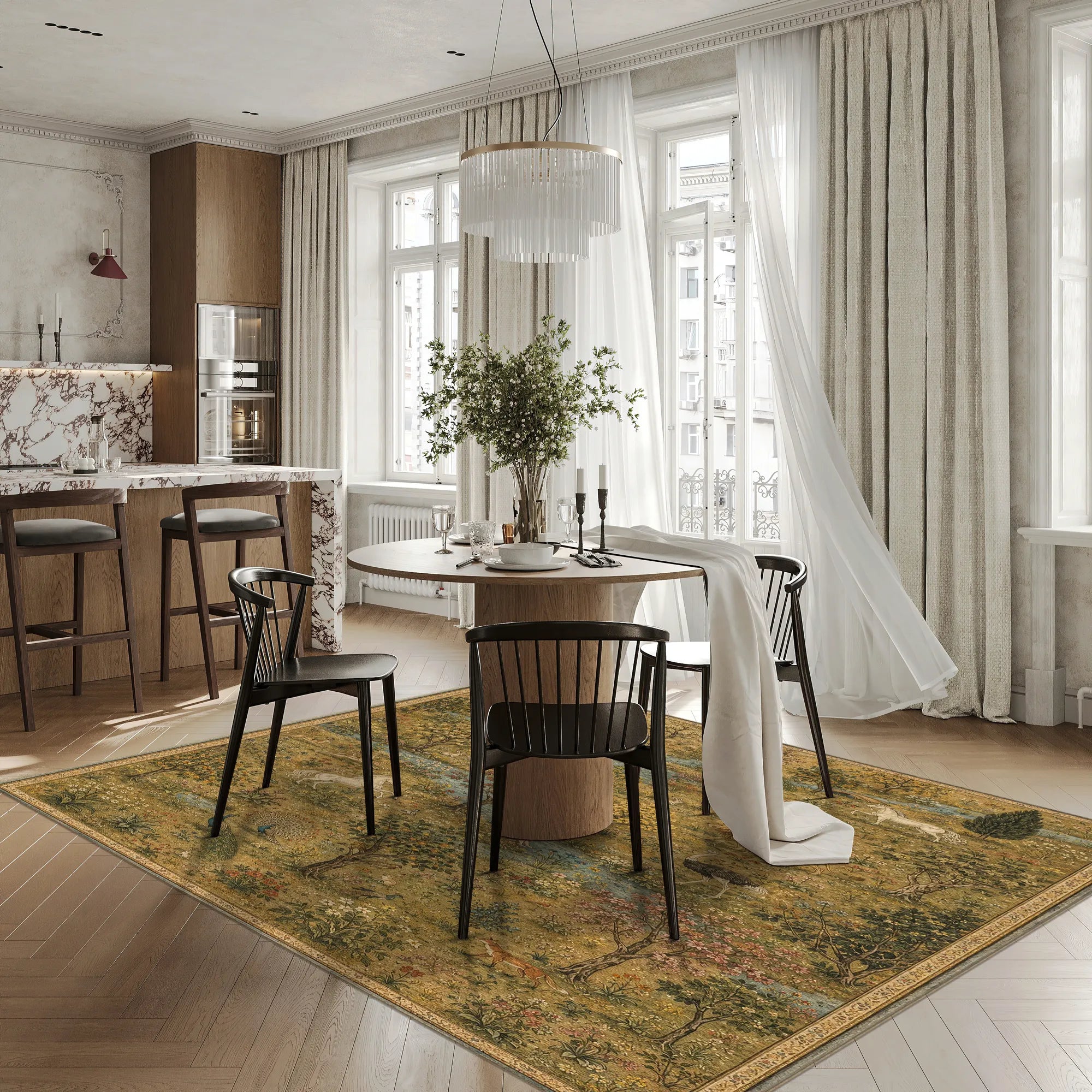 Un grande tappeto rettangolare con un motivo astratto in stile vintage nei toni verde oliva, senape e beige, inserito in una luminosa sala da pranzo moderna con un tavolo rotondo in legno, sedie nere e tende bianche.